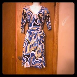 Geometric print wrap dress 🌀